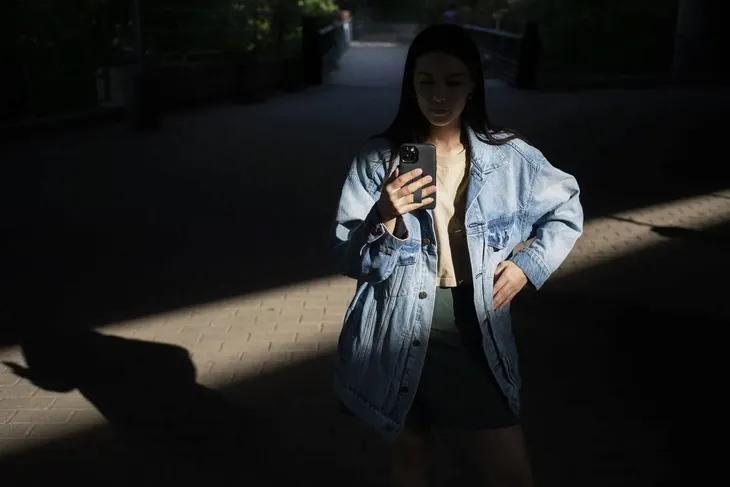 peak-design-mobile-etui-everyday-case-loop-iphone-15-pro-v2-zolte