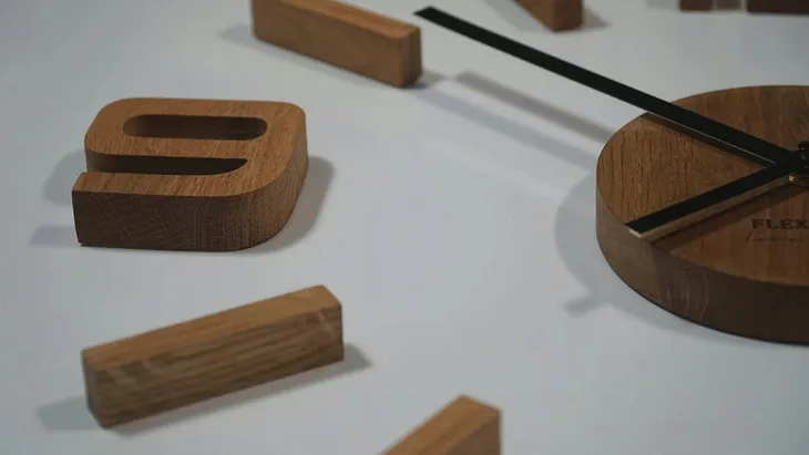 zegar-scienny-flexistyle-brazowy-75cm-kolor-brazowy