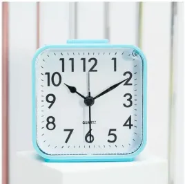 cichy-budzik-dla-dzieci-niebieski-zegar-biurkowy-z-wyciszonym-mechanizmem