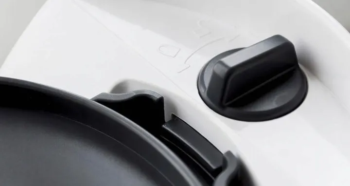 robot-wielofunkcyjny-perfect-mix-mfc2000-eldom-zalaczone-wyposazenie-koszyk-miarka-o-pojemnosci-90-ml-naczynie-miksujace-ze-stali-szlachetnej-nasadka-mieszajaca-nasadka-ubijajaca-noz-tnacy-o-innowacyjnym-ksztalcie-pokrywa-z-otworem-szpatula-zestaw-do-gotowania-na-parze