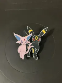 przypinka-pokemon-tcg-prismatic-evolutions-premium-figure-collection-pin