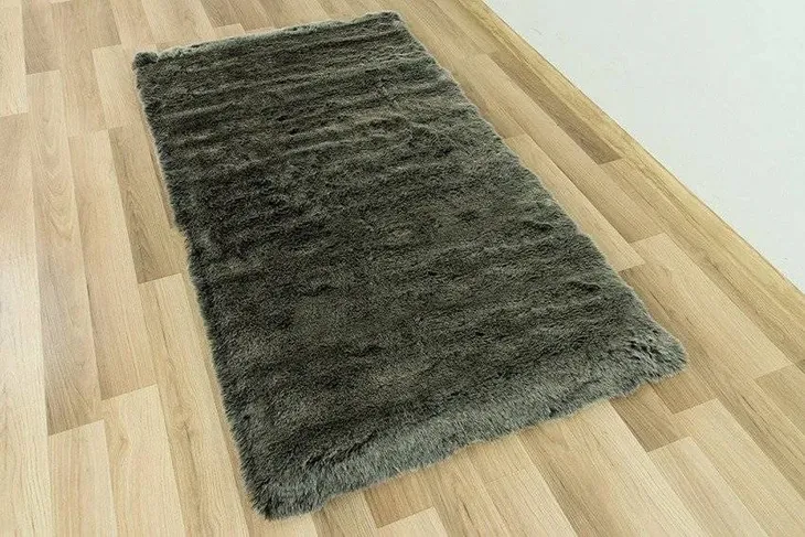dywan-czarny-do-salonu-sztuczna-skora-jak-prawdziwa-futro-alaska-80x150-cm-grubosc-50-mm