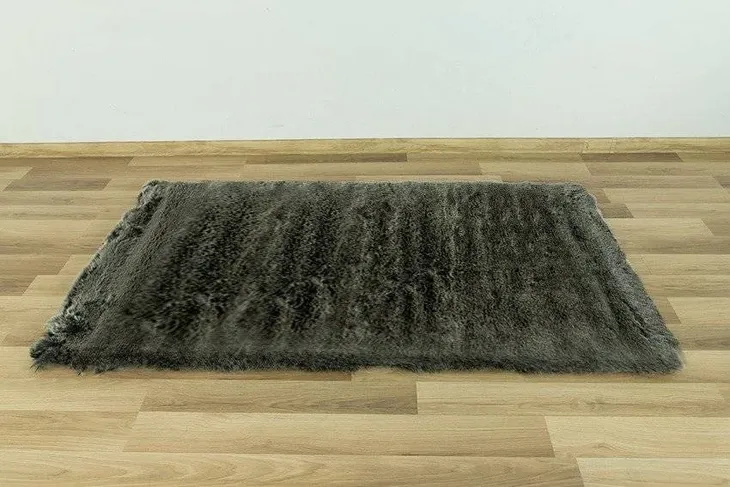 dywan-czarny-do-salonu-sztuczna-skora-jak-prawdziwa-futro-alaska-80x150-cm-kolor-odcienie-szarosci-czarny-grubosc-50-mm