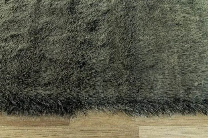 dywan-czarny-do-salonu-sztuczna-skora-jak-prawdziwa-futro-alaska-80x150-cm-kolor-odcienie-szarosci-czarny-kod-produktu-alaska-czarny