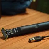golarka-philips-oneblade-qp1424-65-czarna-zasilanie-akumulatorowe