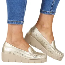 damskie-mokasyny-na-koturnie-skorzane-azurowe-vinceza-39989-zlote