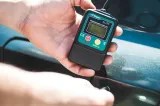 miernik-tester-grubosci-lakieru-gl-3suv-informacje-dodatkowe-automatyczne-wylaczanie-podswietlany-wyswietlacz-zalaczony-pokrowiec