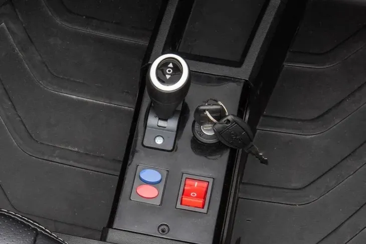 auto-na-akumulator-buggy-a033-4x4-24v-bialy-kolor-wielokolorowy-marka-leantoys