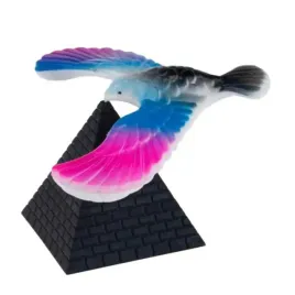 orzel-ptak-ptaszek-balansujacy-lewitujacy-na-piramidzie