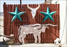 funky-art-in-big-bend-national-park-in-texas-carol-highsmith-plakat-80x