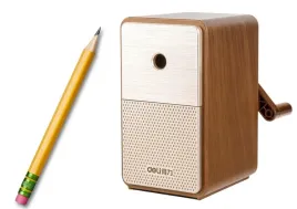 strugaczka-na-korbke-z-pojemnikiem-regulacja-ostrza-brazowa