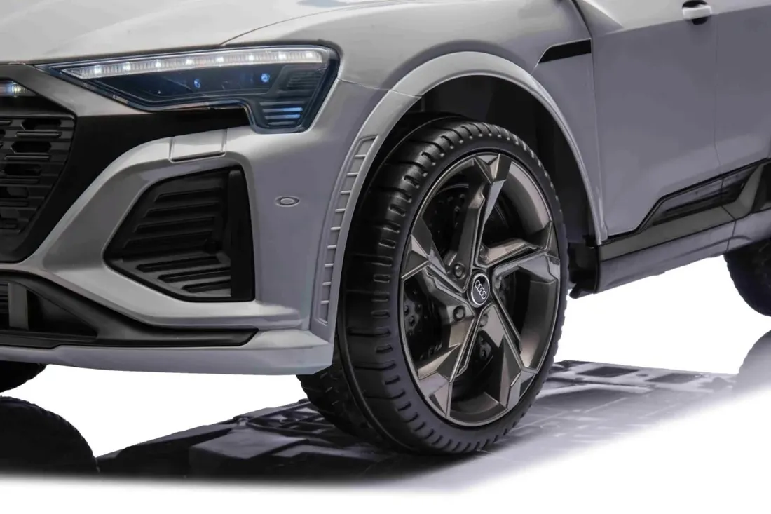 pojazd-audi-sq8-szary-stan-nowy