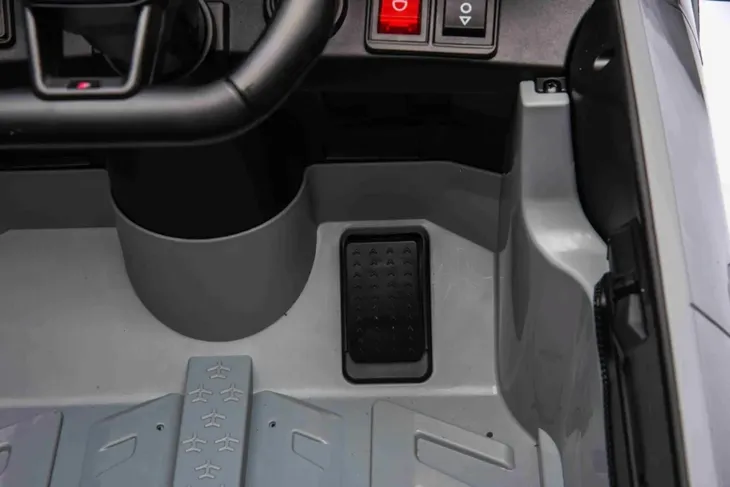 pojazd-audi-sq8-szary-stan-nowy-wiek-dziecka-3-lata