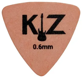 kostka-do-gitary-piorko-kz-triangle-06-mm-z-tediorexu-32x34-cm