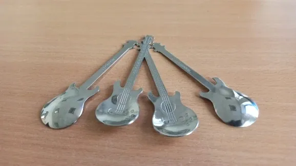 lyzeczka-gitara-multikolor-teczowa-irydyscentna-do-kawy-herbaty-cukru12-cm-stan-nowy-okazja-upominek-uniwersalny