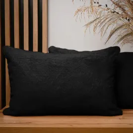 dekoracyjna-poszewka-na-poduszke-40x60-cm-czarny-z-imitacji-futra