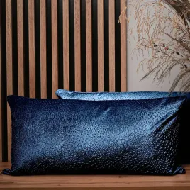 poszewka-dekoracyjna-welurowa-40x80-cm-niebieska-z-tekstura-kropli