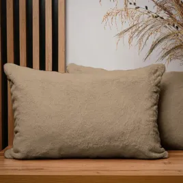 dekoracyjna-poszewka-na-poduszke-40x60-cm-jasnobrazowy-z-imitacji-futra