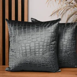 poszewka-na-poduszke-45x45-cm-ciemnoszara-welurowa-z-wzorem-skora-krokodyla