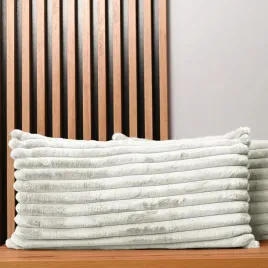 jasnoszara-poszewka-40x80-cm-z-imitacji-futra-przeszywana-stylowa