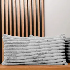 poszewka-dekoracyjna-40x80-cm-jasnoszara-z-imitacji-futra-z-przeszyciami