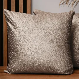 bezowa-welurowa-poszewka-dekoracyjna-55x55-cm-z-tekstura-kropli