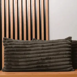 poszewka-dekoracyjna-40x80-cm-szaro-brazowa-z-imitacji-futra-przeszycia