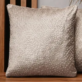 bezowa-poszewka-welurowa-60x60-cm-z-motywem-kropel-elegancja-i-styl