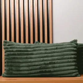 zielona-poszewka-40x80-cm-z-imitacji-futra-z-przeszyciami