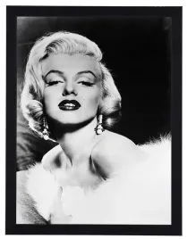 nowoczesny-obraz-w-czarnej-ramie-o-wymiarach-30x40-cm-marilyn-monroe-1