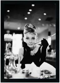 obraz-w-czarnej-ramie-o-wymiarach-50x70-cm-audrey-hepburn