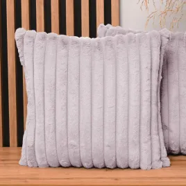 liliowa-poszewka-na-poduszke-50x50-cm-z-imitacji-futra-z-przeszyciami