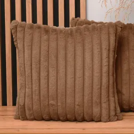 brazowa-poszewka-na-poduszke-50x50-cm-z-imitacji-futra-z-przeszyciami