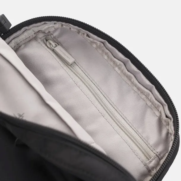 torba-na-ramie-hedgren-rush-mini-2l-black-plec-produkt-uniseks