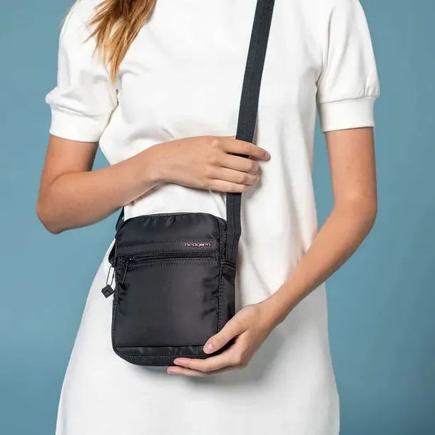 torba-na-ramie-hedgren-rush-mini-2l-black-plec-produkt-uniseks-stan-nowy