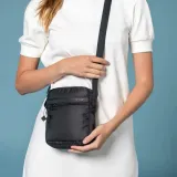 torba-na-ramie-hedgren-rush-mini-2l-black-plec-produkt-uniseks-stan-nowy