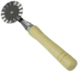 klasyczne-radelko-do-ciasta-uchwyt-drewniany-16cm