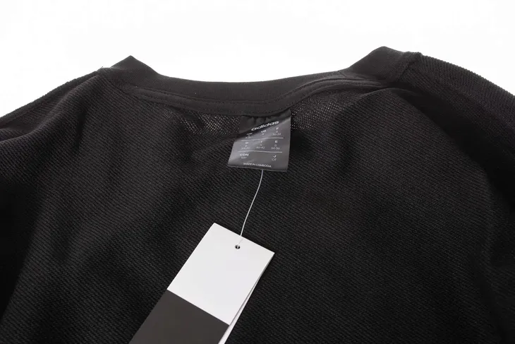 bluza-damska-adidas-essentials-linear-sweat-dp2363-kolor-czarny-marka-adidas