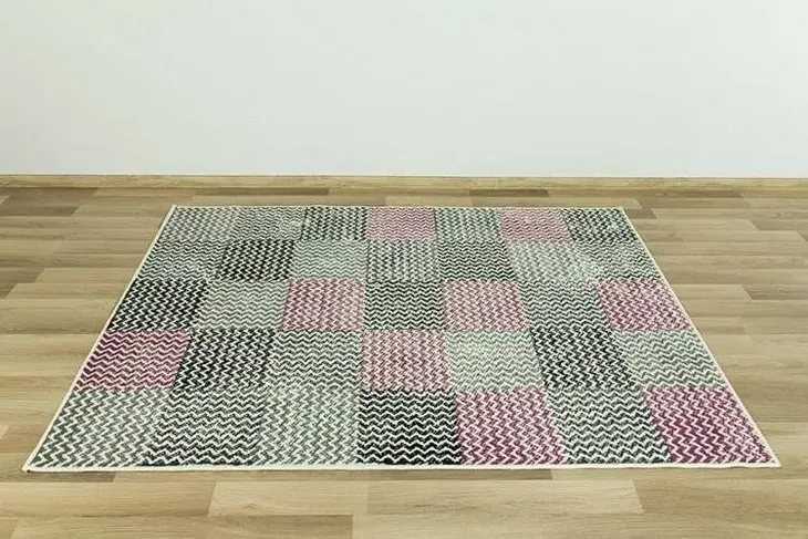 dywan-do-salonu-pokoju-szary-fioletowy-kratka-patchwork-luna-200x290-cm-kolor-odcienie-szarosci-kremowy-odcienie-fioletowego-odcienie-rozowego-czarny-wzor-jodelka