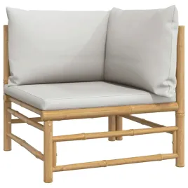 sofa-ogrodowa-z-jasnoszarymi-poduszkami-narozna-bambusowa