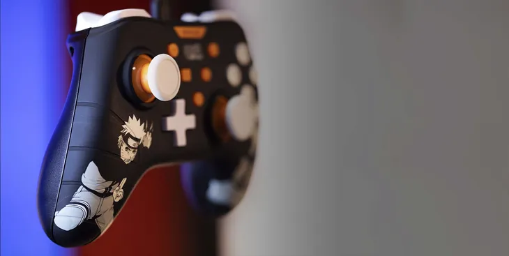 gamepad-kontroler-przewodowy-naruto-konix-do-pc-switch-wibracje-tak