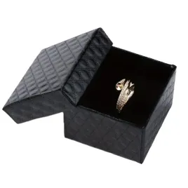 pikowane-pudelko-na-bizuterie-pierscionek-kwadratowe-czarne-5cm