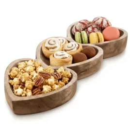 talerz-na-przekaski-drewniany-dzielony-serce-40x16-cm