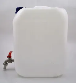 pojemnik-plastikowy-na-wode-z-metalowym-kranem-5l