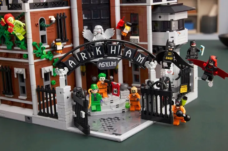 lego-76300-dc-arkham-asylum-minimalny-wiek-dziecka-18