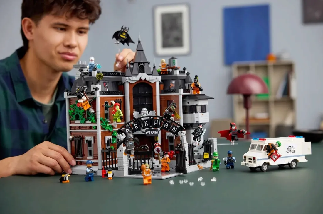 lego-76300-dc-arkham-asylum