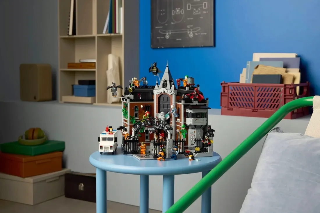 lego-76300-dc-arkham-asylum