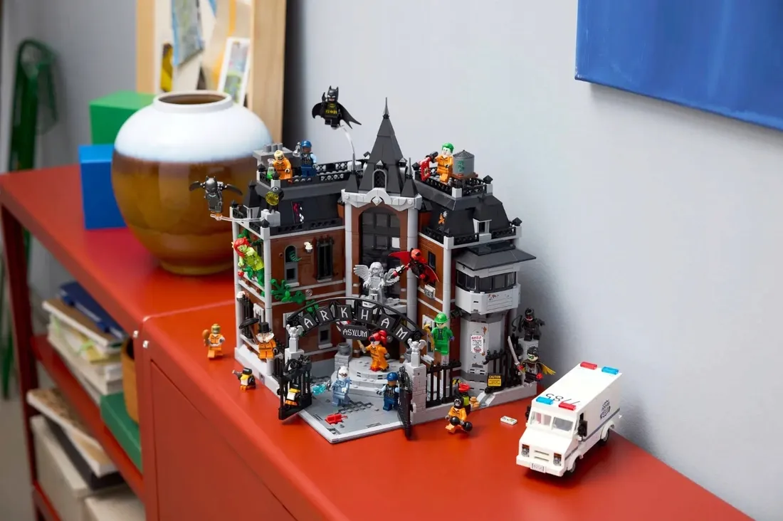 lego-76300-dc-arkham-asylum