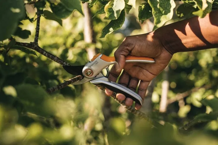 fiskars-bypass-secateurs-sekator-do-galezi-marka-fiskars