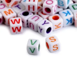 kostki-z-literkami-branoletki-rekodzielo-handmade-mix-kolorow-6x6mm-20szt